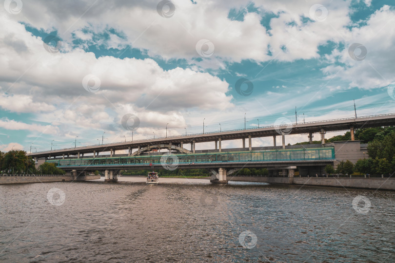 Скачать Лужнецкий метромост, арочный мост через Москву-реку. фотосток Ozero