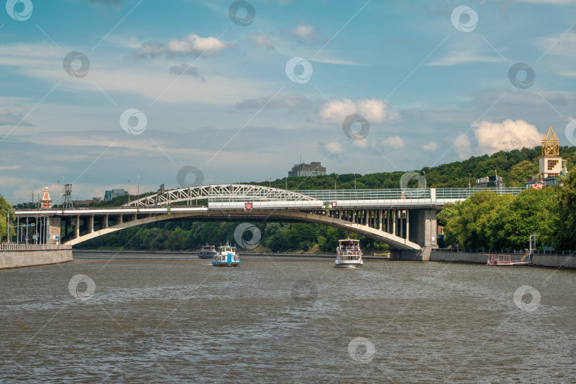 Скачать Судоходство по Москве-реке. Прекрасный вид на Москву. Арочный мост через Москву-реку. фотосток Ozero