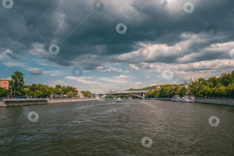 Скачать Судоходство по Москве-реке. Прекрасный вид на Москву. Арочный мост через Москву-реку фотосток Ozero