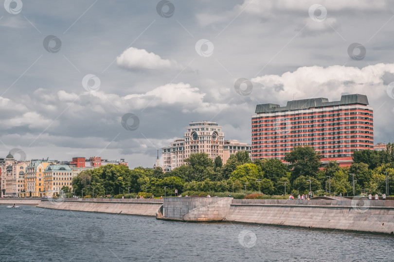 Скачать пейзаж с изображением набережной Москвы-реки в Москве, Россия. фотосток Ozero