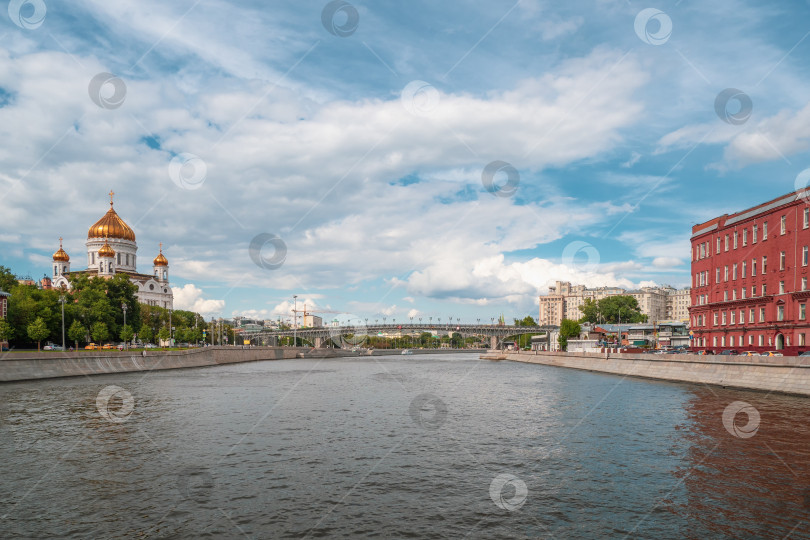 Скачать Судоходство по Москве-реке. Прекрасный вид на Москву. Арочный мост через Москву-реку. Россия фотосток Ozero