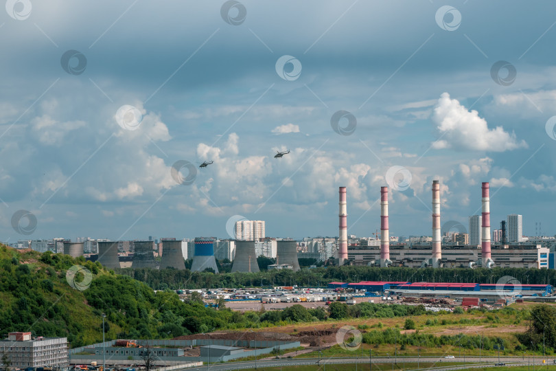 Скачать Вертолеты над городом. Вертолеты пролетают над промышленным районом на окраине Москвы фотосток Ozero