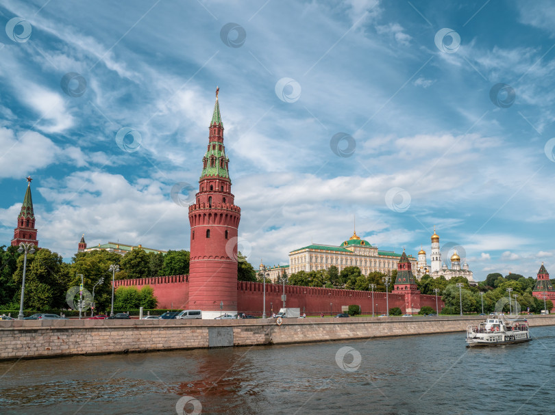 Скачать Кремлевская набережная в летний день. Башни Московского Кремля. Колокольня Ивана Великого. Церкви в Москве фотосток Ozero