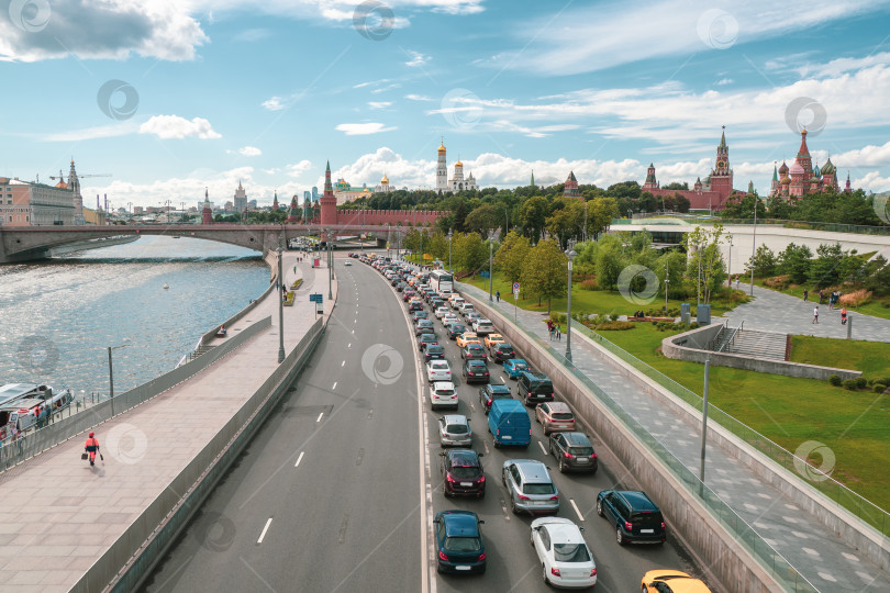 Скачать Московская пробка. Автомобили стоят в пробке в центре города фотосток Ozero