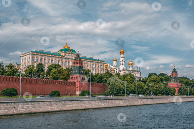 Скачать Кремлевская набережная в летний день. Башни Московского Кремля. Колокольня Ивана Великого. Церкви в Москве фотосток Ozero