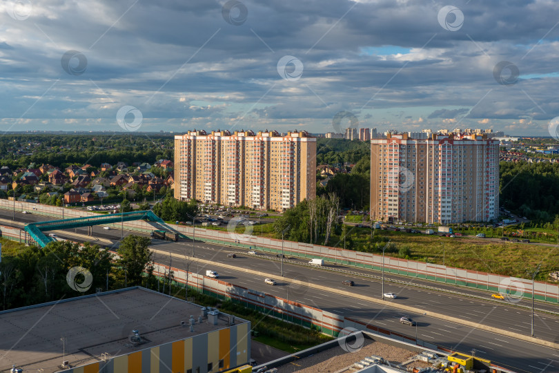 Скачать Красивый пейзаж с городским кварталом на окраине города, вид с высоты птичьего полета фотосток Ozero