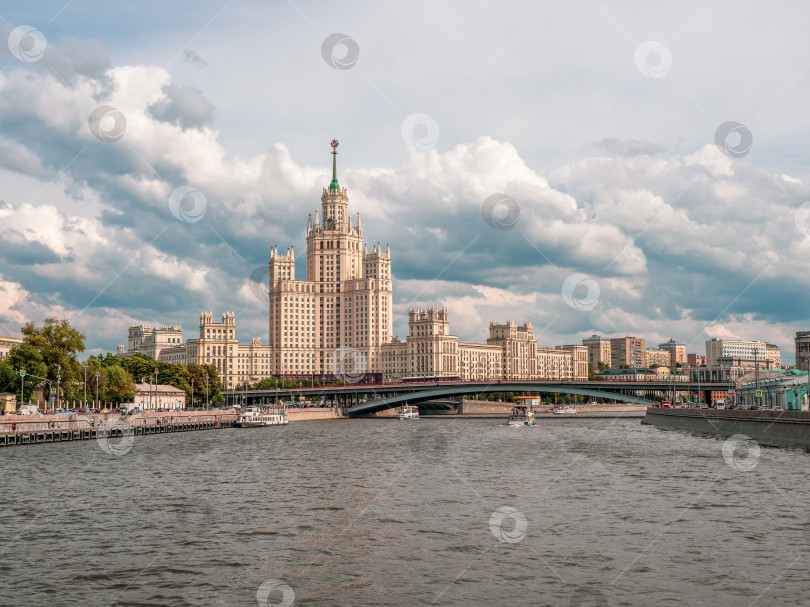 Скачать Судоходство по Москве-реке. Прекрасный вид на Москву. Арочный мост через Москву-реку. Россия фотосток Ozero