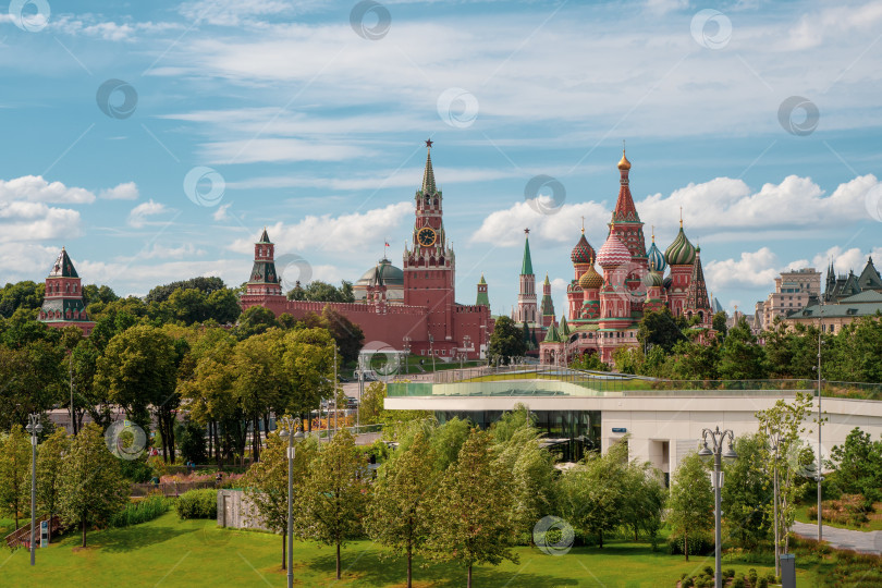 Скачать Парк "Зарядье". Московский Кремль и парк развлечений "Зарядье" фотосток Ozero