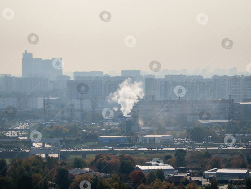 Скачать Городской смог. Город покрыт смогом и задымлением. Загрязнение окружающей среды. фотосток Ozero