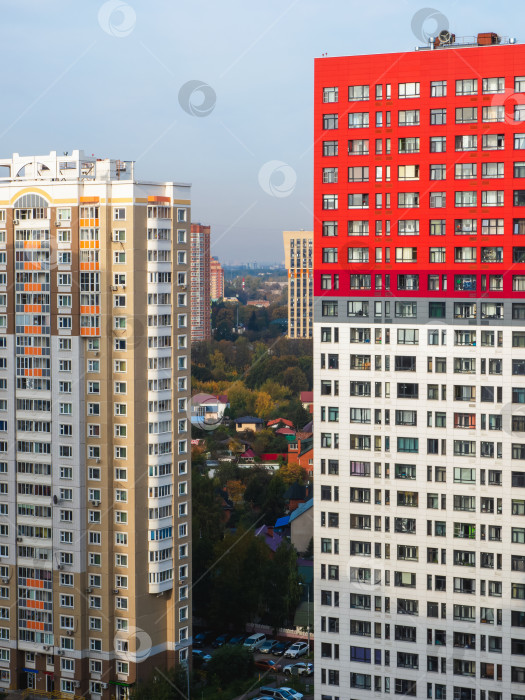 Скачать Близко стоящие новые дома в жилом районе Москвы. фотосток Ozero