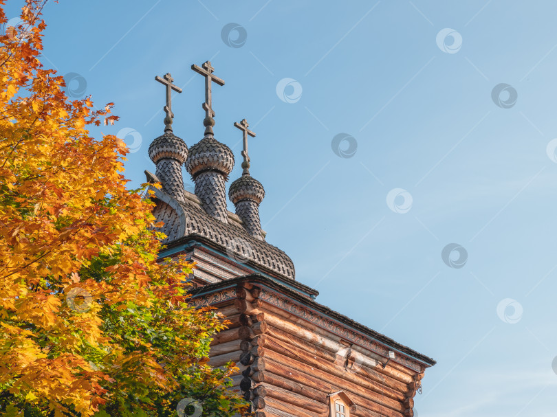 Скачать Деревянный храм в Коломенском осенью на фоне голубого неба, Москва фотосток Ozero