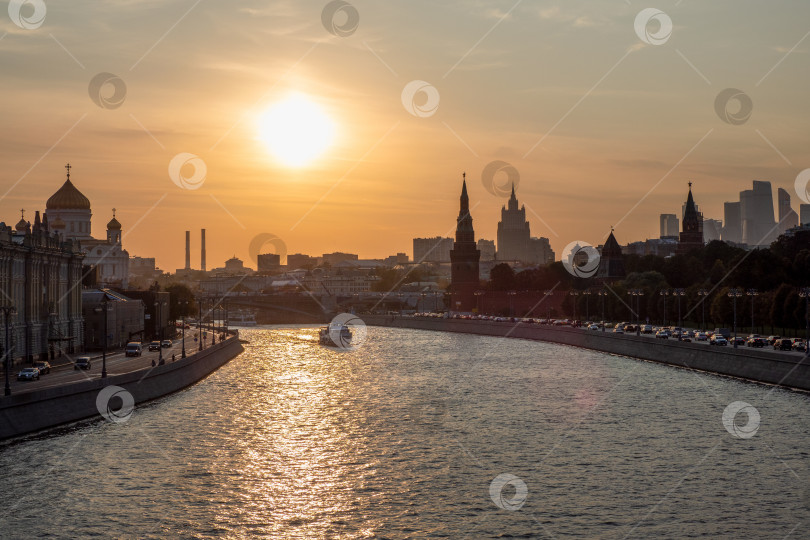 Скачать Судоходство по Москве-реке. Прекрасный вечерний вид на Москву. фотосток Ozero