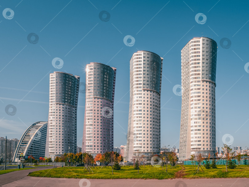 Скачать Оригинальные современные многоэтажные здания на севере Москвы. фотосток Ozero