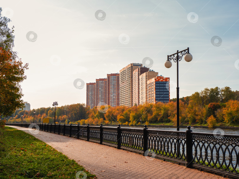 Скачать Современные красивые новостройки осенью. Новый жилой микрорайон на севере Москвы. фотосток Ozero