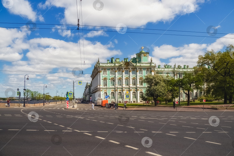 Скачать Санкт-Петербург без туристов. Город находится на карантине. Зимний дворец (Эрмитаж) в Санкт-Петербурге фотосток Ozero