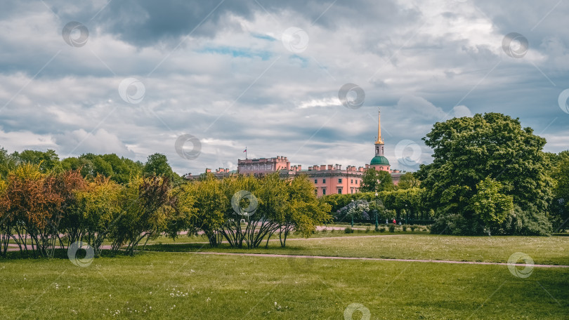 Скачать Панорамный вид на летний городской пейзаж Санкт-Петербурга. Россия. Зеленая лужайка на Марсовом поле фотосток Ozero