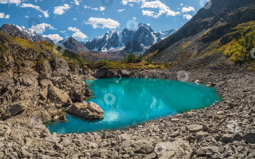 Скачать Панорамный осенний вид на горное озеро на фоне горы фотосток Ozero