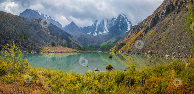 Скачать Осенний солнечный альпийский пейзаж с красивой пологой горой фотосток Ozero