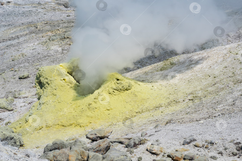Скачать паровая фумарола в сольфатарном поле на склоне вулкана фотосток Ozero