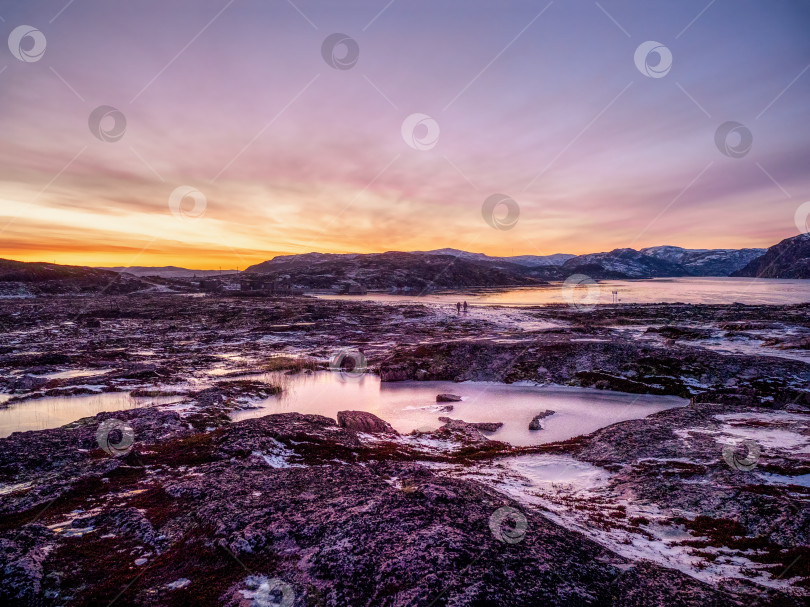 Скачать Пурпурный зимний рассвет. Ледяной пейзаж и горы в русской деревне Териберка фотосток Ozero