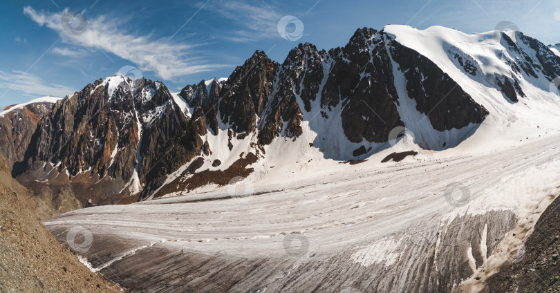 Скачать Широкая панорама большого ледника, расположенного высоко в горах, покрытого снегом и льдом. Зимний пейзаж Алтая. фотосток Ozero