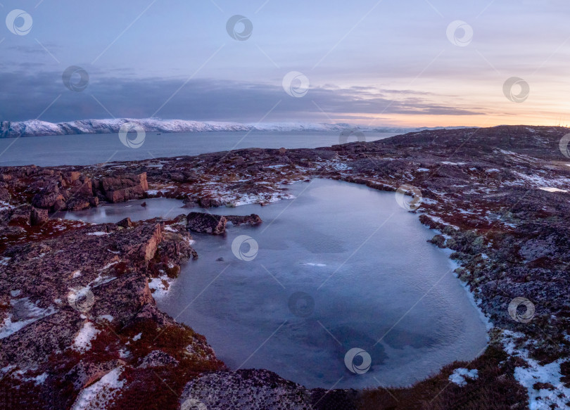 Скачать Холодный зимний рассвет. Ледяной пейзаж и горы в российской фотосток Ozero