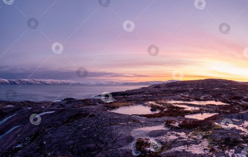 Скачать Удивительный полярный пейзаж восхода солнца с белым снежным гребнем горы фотосток Ozero