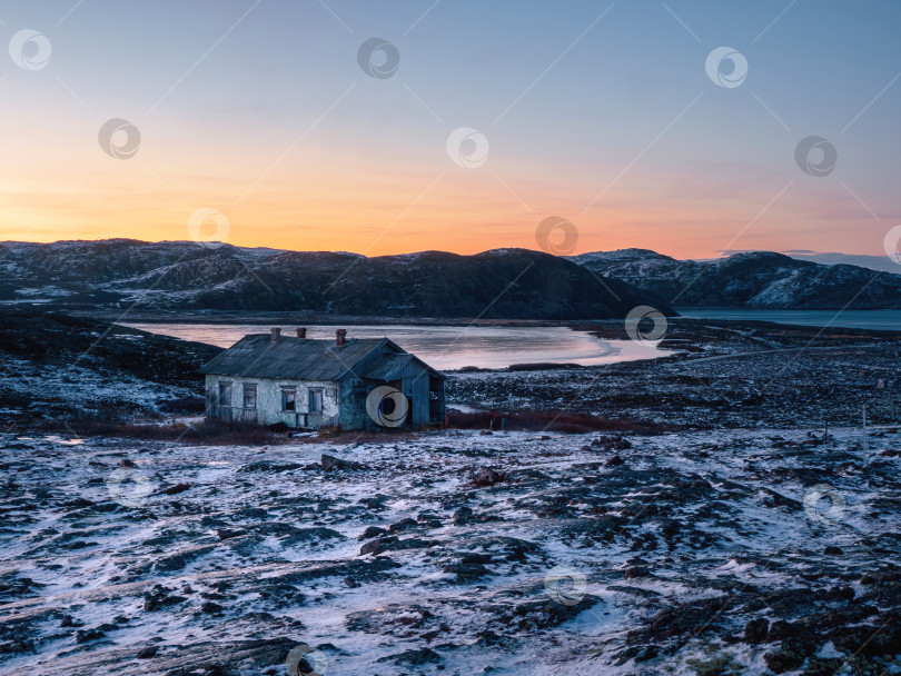 Скачать Зимняя Териберка. Вечерний полярный пейзаж со старым домом фотосток Ozero