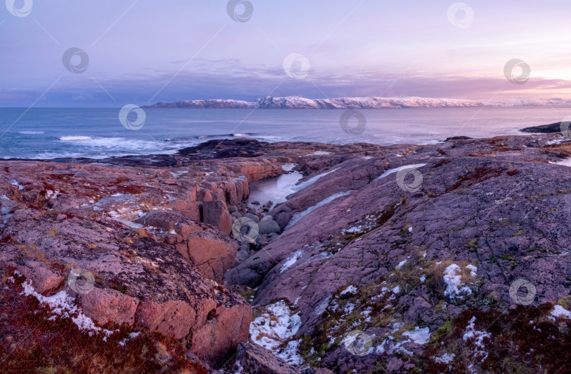 Скачать Удивительный пейзаж восхода солнца с полярно-белым заснеженным хребтом горы фотосток Ozero