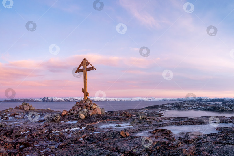 Скачать Крест на Кольском полуострове, холодный рассвет в Териберке фотосток Ozero