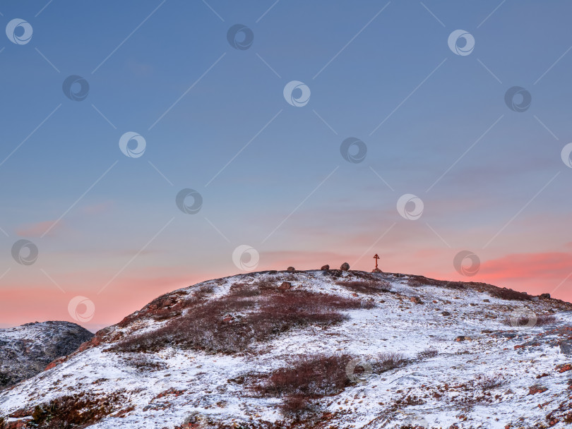 Скачать Круглые заснеженные арктические холмы, минималистичный полярный пейзаж с деревянным крестом на горе. фотосток Ozero