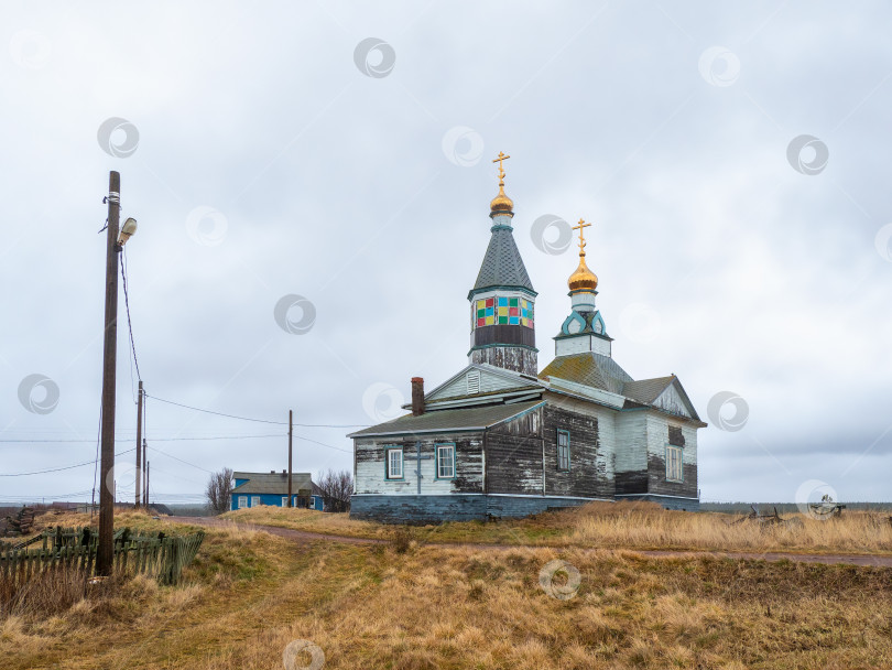 Скачать Деревянная аутентичная церковь Кашкаранцев. Небольшая аутентичная деревушка на побережье Белого моря. Кольский полуостров. фотосток Ozero