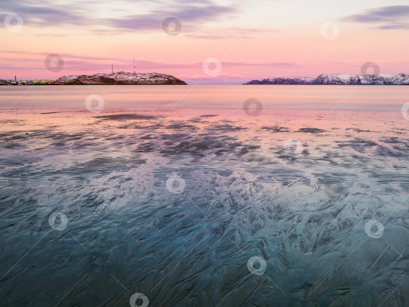 Скачать Причудливые узоры воды на арктическом побережье Баренцева моря. Удивительный закат на севере Кольского полуострова фотосток Ozero