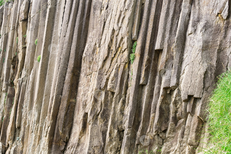 Скачать естественный фон, фрагмент скалы из колонн вулканической лавы фотосток Ozero