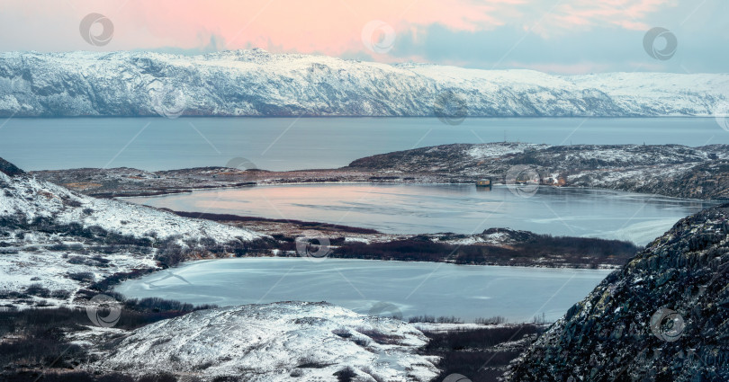 Скачать Арктическая зима, горные труднодоступные озера. Дикая природа Севера. Панорамный вид. Кольский полуостров. фотосток Ozero