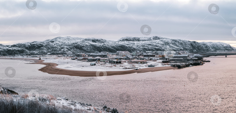 Скачать Панорамный вид на полярный день в зимней Териберке. Кольский полуостров. фотосток Ozero