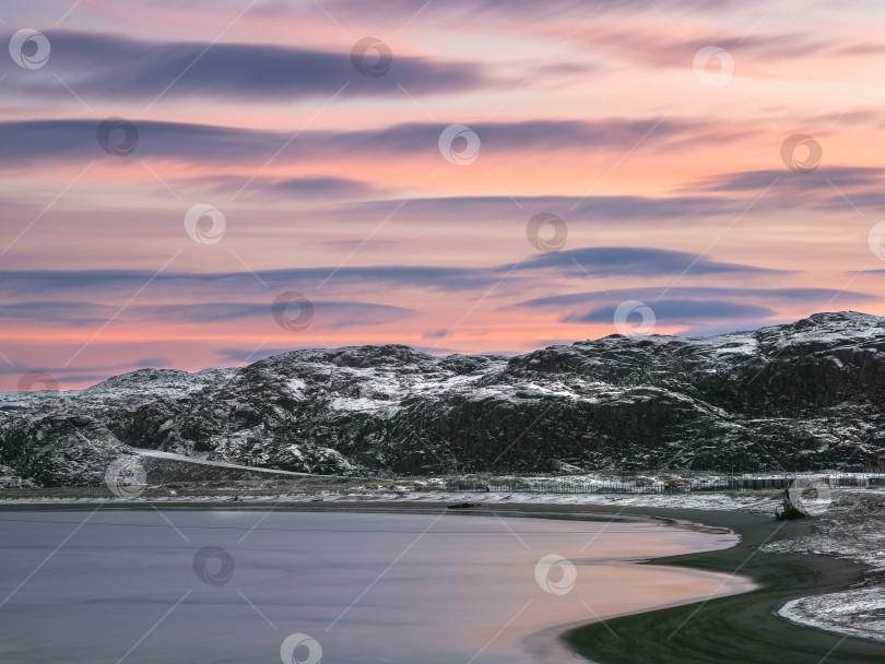 Скачать Естественный фон.Вечернее небо. Линзовидные облака над заснеженными холмами Арктики. Кольский полуостров. фотосток Ozero