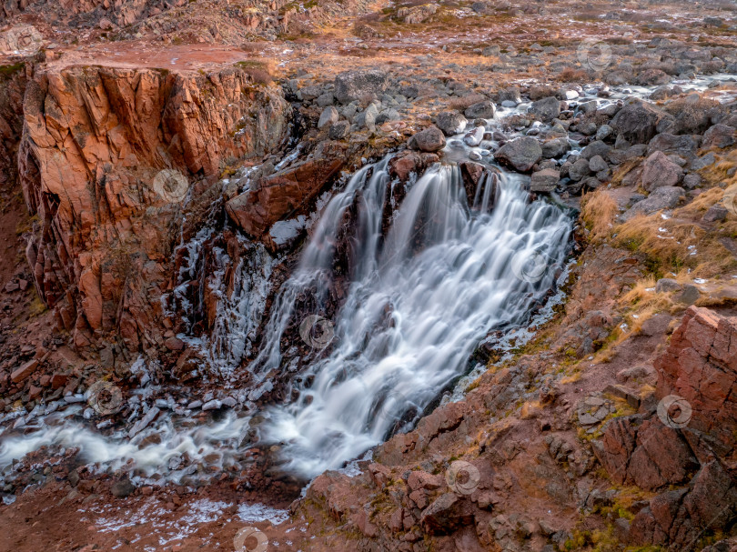 Скачать Вид на горный водопад и речной поток. фотосток Ozero