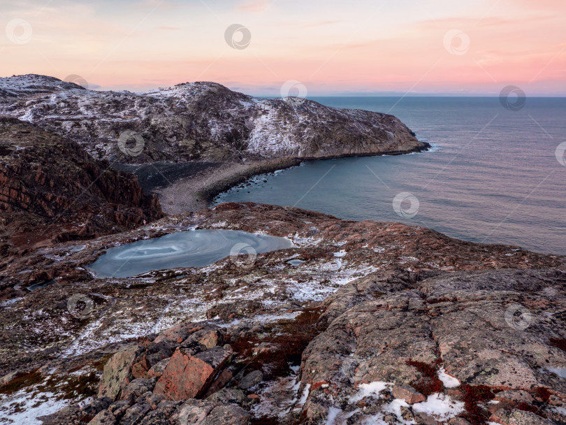 Скачать Труднодоступный мыс, выступающий в море, и изогнутая береговая линия. Трекинг на Кольском полуострове. фотосток Ozero