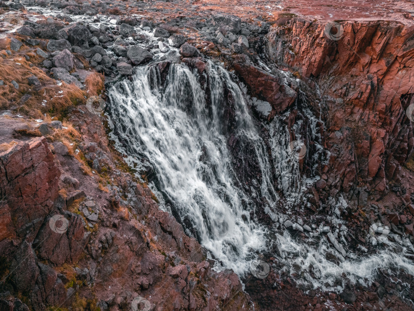 Скачать Замерзший водопад со льдом. Зимний фон. фотосток Ozero