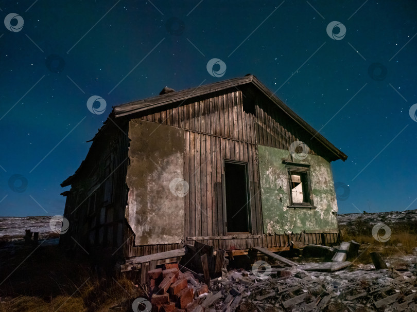 Скачать Старый полуразрушенный дом под звездным небом. фотосток Ozero