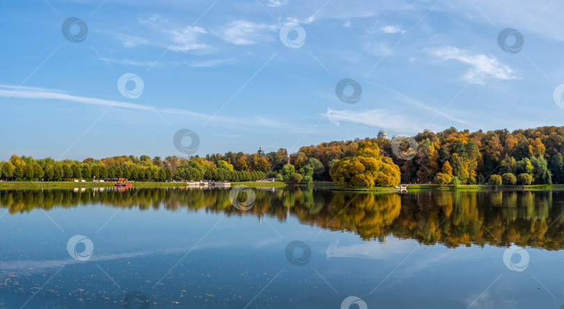 Скачать Панорамный вид на осенний парк Царицыно с отражениями деревьев в озере. Москва. фотосток Ozero