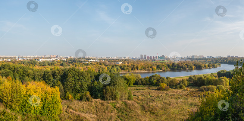 Скачать Панорамный вид на Москву с зеленого холма в Коломенском фотосток Ozero