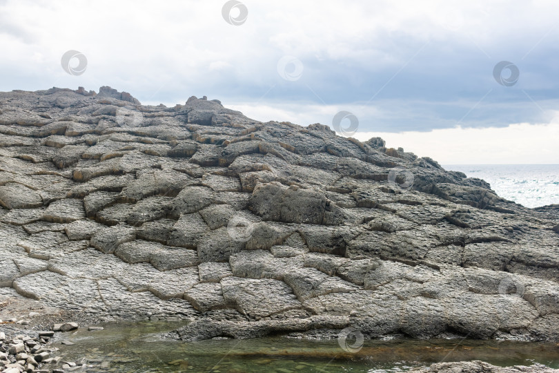 Скачать странный прибрежный пейзаж из выветренных базальтовых скал фотосток Ozero