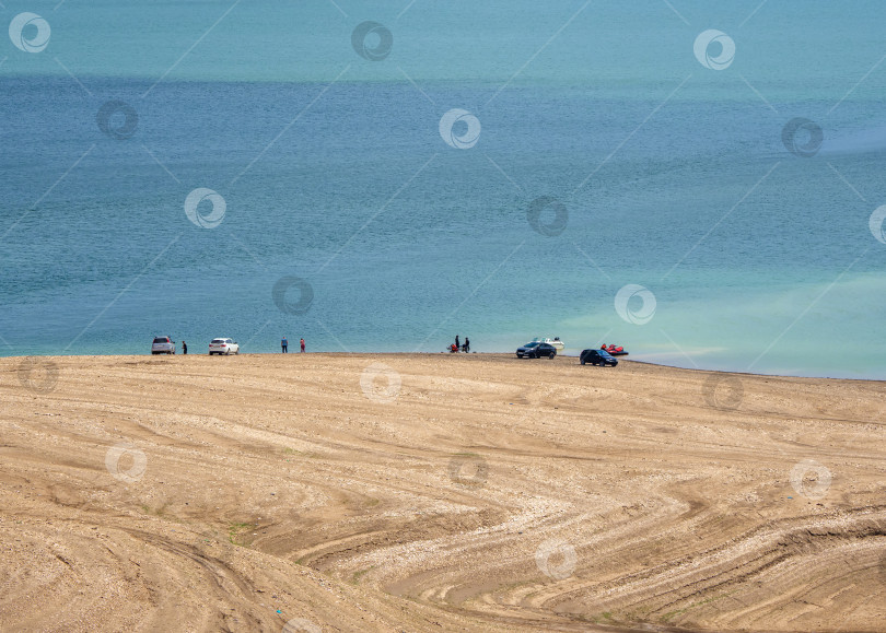 Скачать Машины на пляже. Удаленный просмотр. Сулакское водохранилище, Дагестан. фотосток Ozero
