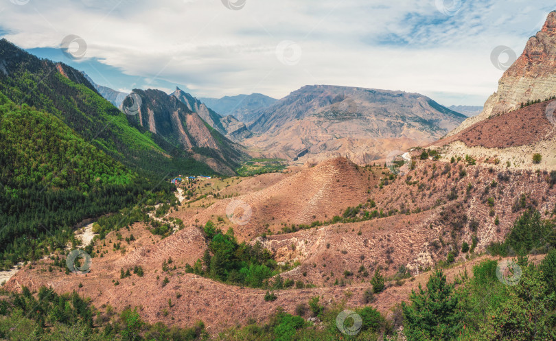 Скачать Потрясающий панорамный вид с перевала на горную долину в солнечном свете фотосток Ozero