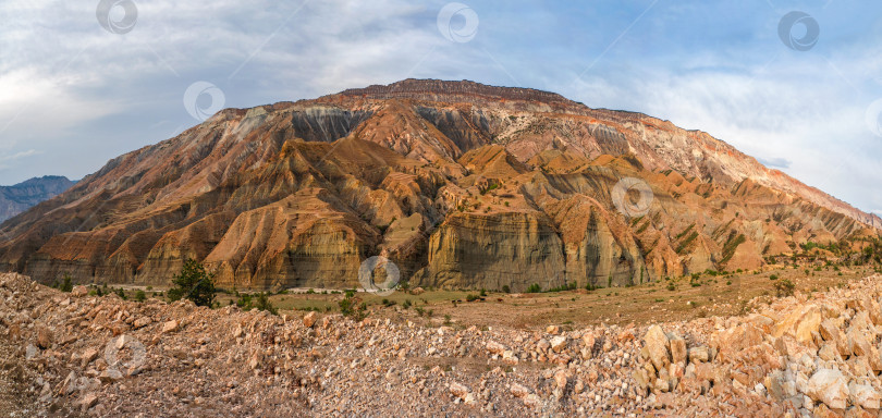 Скачать Панорамный вид на красную гору, изрезанную каньонами. фотосток Ozero