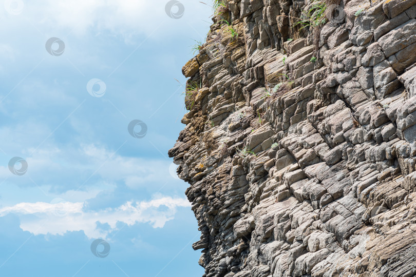 Скачать старая потрескавшаяся базальтовая скала на фоне неба фотосток Ozero