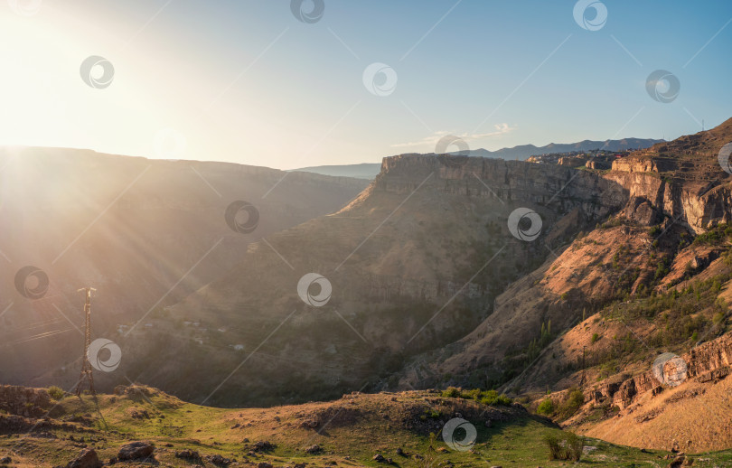 Скачать Скалистые горы и утренний свет солнца. фотосток Ozero