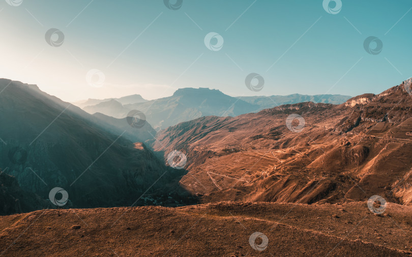 Скачать Вид на закат на извилистую дорогу на высокогорном перевале. фотосток Ozero